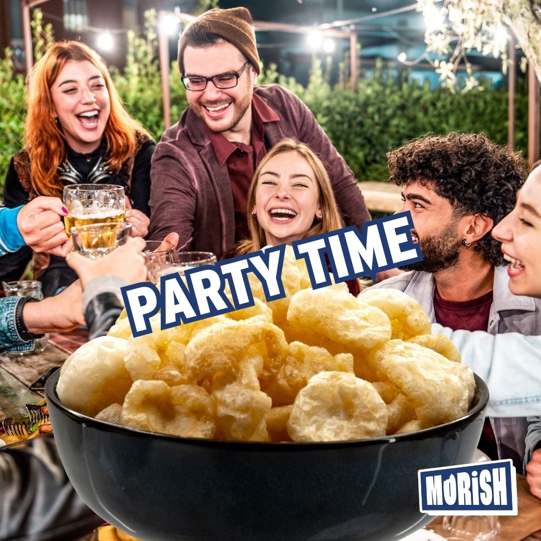 Bowl with pork crisps in front op laughing people | Morish Snacks